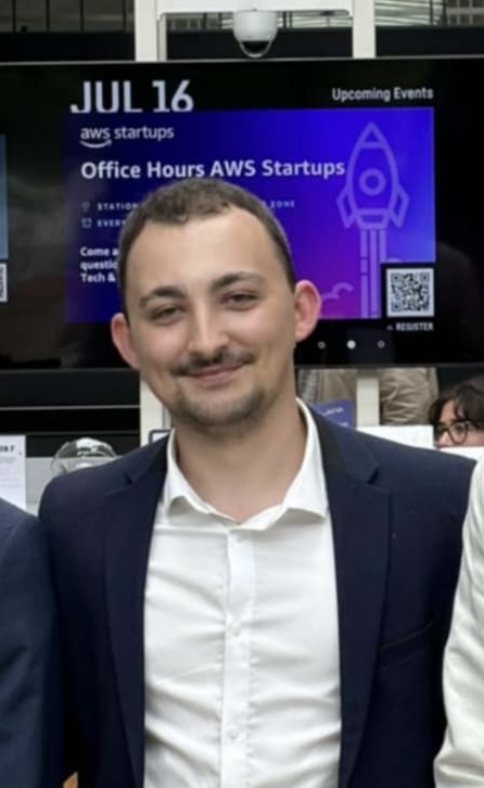 Portrait de Hugo Stawiarski, développeur web et chef de projet
